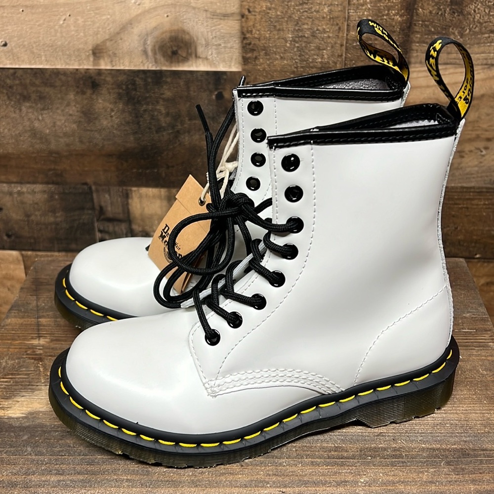 NWT Dr Martens 8 Eye Lace White Leather Combat Boots Women's Size‎ 6